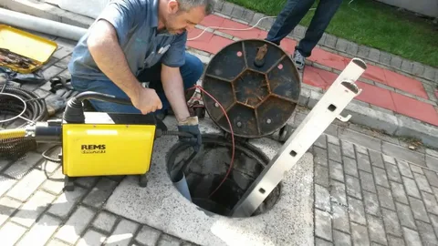 عامل تسليك مجاري بمكة