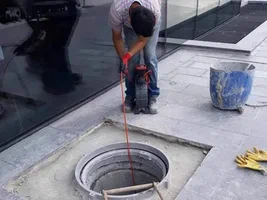 عامل تسليك مجاري مكة